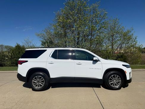 Used 2023 Chevrolet Traverse LT image 2