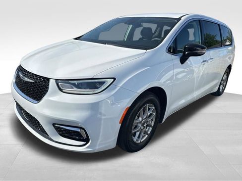 Used 2024 Chrysler Pacifica Touring-L FWD image 6