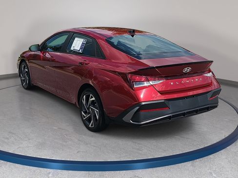 Used 2025 Hyundai Elantra Sport FWD image 7