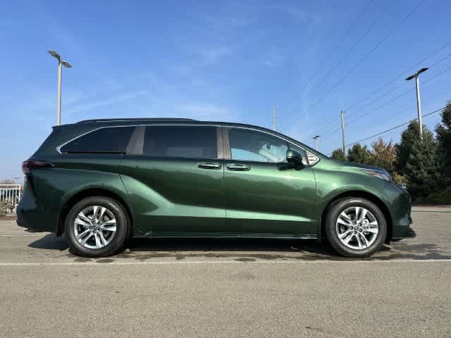Used 2026 Toyota Sienna XLE AWD/4WD image 3