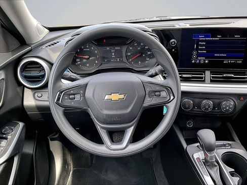 Used 2024 Chevrolet Trax LS w/ LS Convenience Package FWD image 6