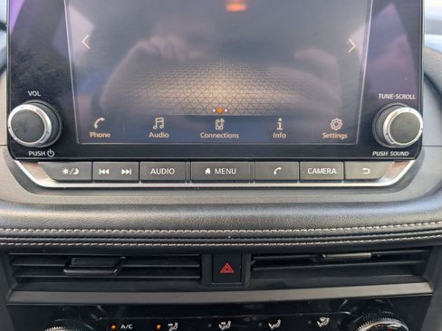 Used 2024 Nissan Rogue S AWD/4WD image 16