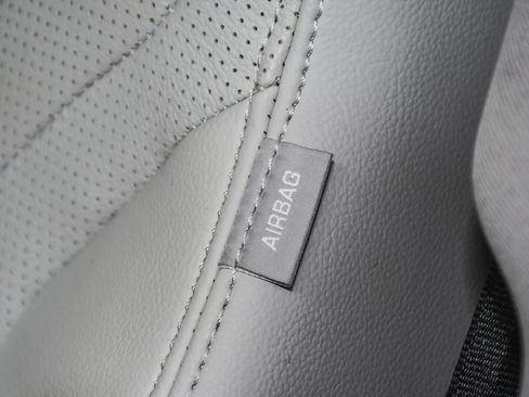 Used 2025 Land Rover Discovery S image 52