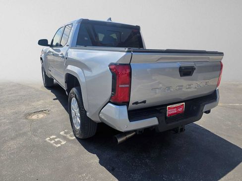 Used 2025 Toyota Tacoma SR5 AWD/4WD image 5