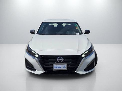 Used 2025 Nissan Altima 2.5 SV FWD image 2