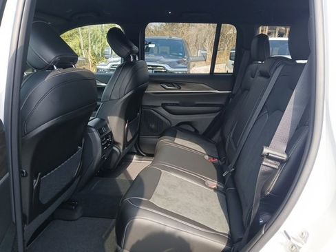 New 2026 Jeep Grand Cherokee Altitude image 12