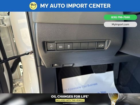 Used 2021 Toyota Venza LE image 14