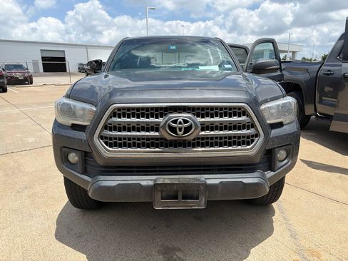 Used 2017 Toyota Tacoma TRD Off-Road AWD/4WD image 1
