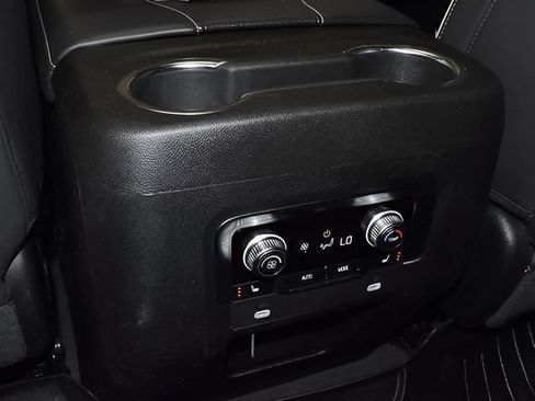 Used 2024 GMC Yukon SLT w/ SLT Premium Package AWD/4WD image 30