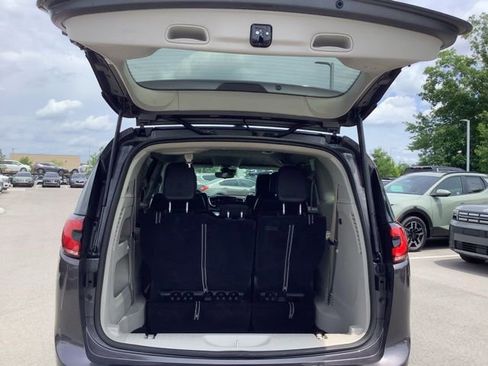Used 2023 Chrysler Pacifica Touring-L image 9