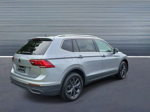 Used 2024 Volkswagen Tiguan SE w/ Panoramic Sunroof Package FWD image 3