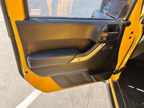 Used 2015 Jeep Wrangler Unlimited Rubicon w/ Connectivity Group image 19