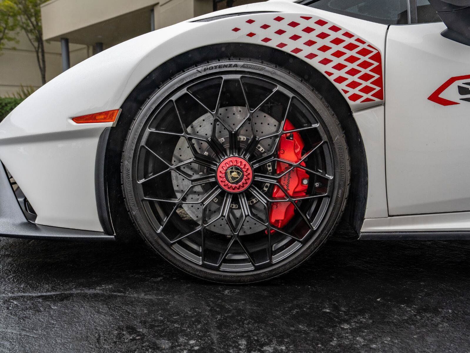 Used 2022 Lamborghini Huracan STO RWD image 19