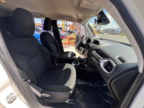 Used 2019 Jeep Renegade Latitude w/ UConnect 8.4 Nav Group FWD image 31