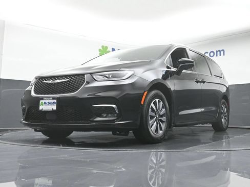 Used 2025 Chrysler Pacifica Select FWD image 7
