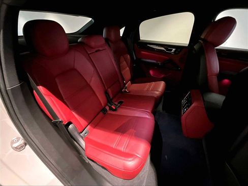 Used 2022 Porsche Cayenne S image 32