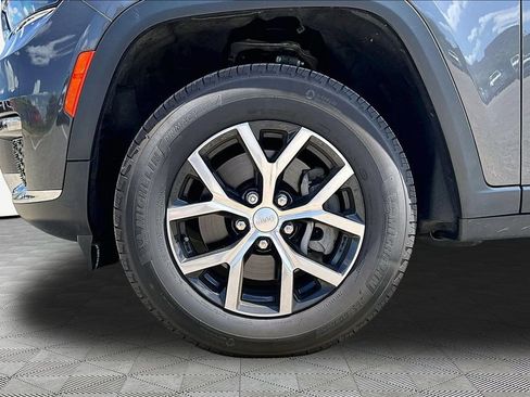 Used 2023 Jeep Grand Cherokee L Limited AWD/4WD image 9