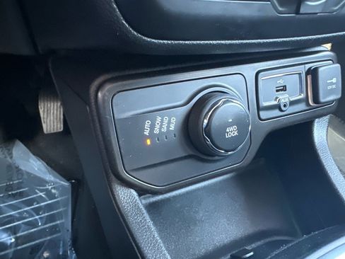Used 2021 Jeep Renegade Latitude AWD/4WD image 21