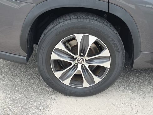 Used 2022 Toyota Highlander XLE FWD image 5