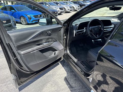 Used 2025 Cadillac Lyriq Luxury w/ LPO, Floor Liner Package AWD/4WD image 19