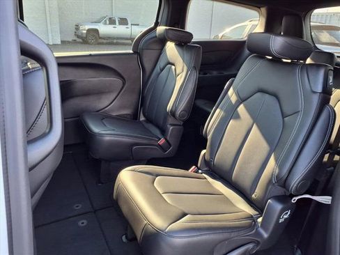 New 2026 Chrysler Pacifica Select image 16