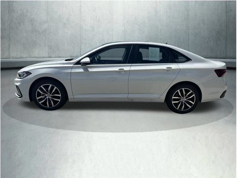 Used 2026 Volkswagen Jetta SE FWD image 2