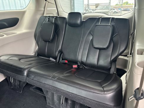 Used 2023 Chrysler Pacifica Touring-L FWD image 16