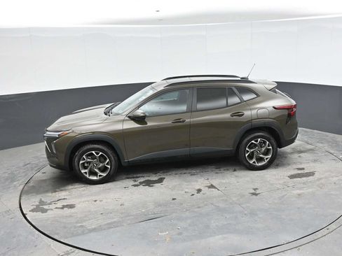 Used 2024 Chevrolet Trax LT w/ Sunroof Package FWD image 14