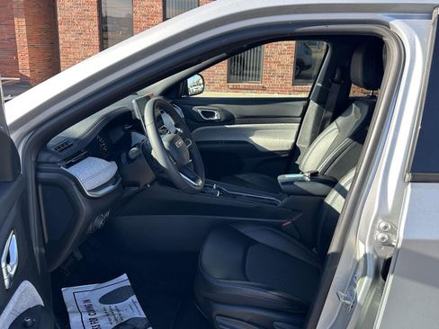 Used 2024 Jeep Compass Latitude image 12