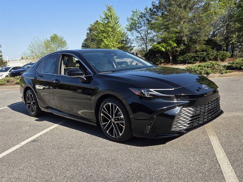 Used 2025 Toyota Camry XLE image 1