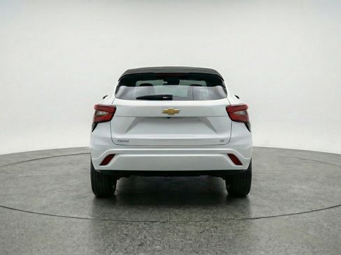 Used 2025 Chevrolet Trax LT w/ LT Convenience Package image 7