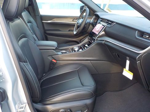 New 2025 Jeep Grand Cherokee Limited image 16