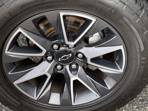 Used 2021 Chevrolet Suburban Z71 w/ Luxury Package image 28