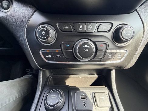 Used 2019 Jeep Cherokee Latitude Plus w/ Cold Weather Group AWD/4WD image 9