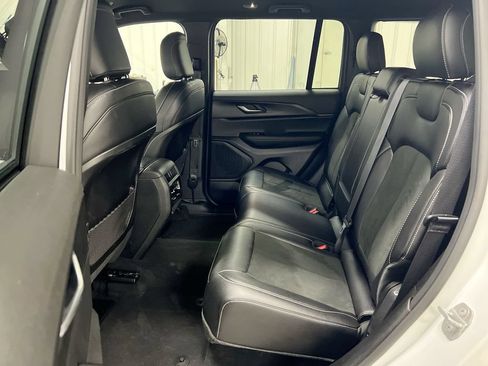 Used 2025 Jeep Grand Cherokee Altitude AWD/4WD image 22