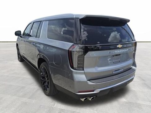 Used 2025 Chevrolet Suburban High Country AWD/4WD image 2