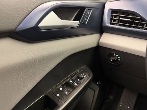 Used 2023 Volkswagen Taos SE image 15