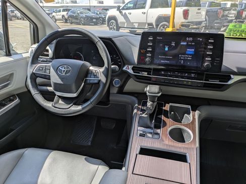Used 2023 Toyota Sienna XLE AWD/4WD image 15
