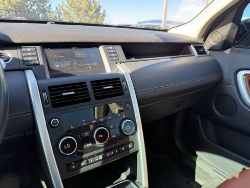 Used 2017 Land Rover Discovery Sport HSE Luxury image 33