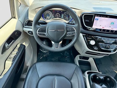 Used 2024 Chrysler Pacifica Touring-L FWD image 17