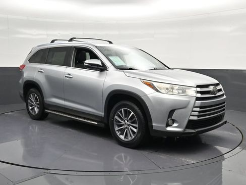 Used 2019 Toyota Highlander XLE FWD image 5