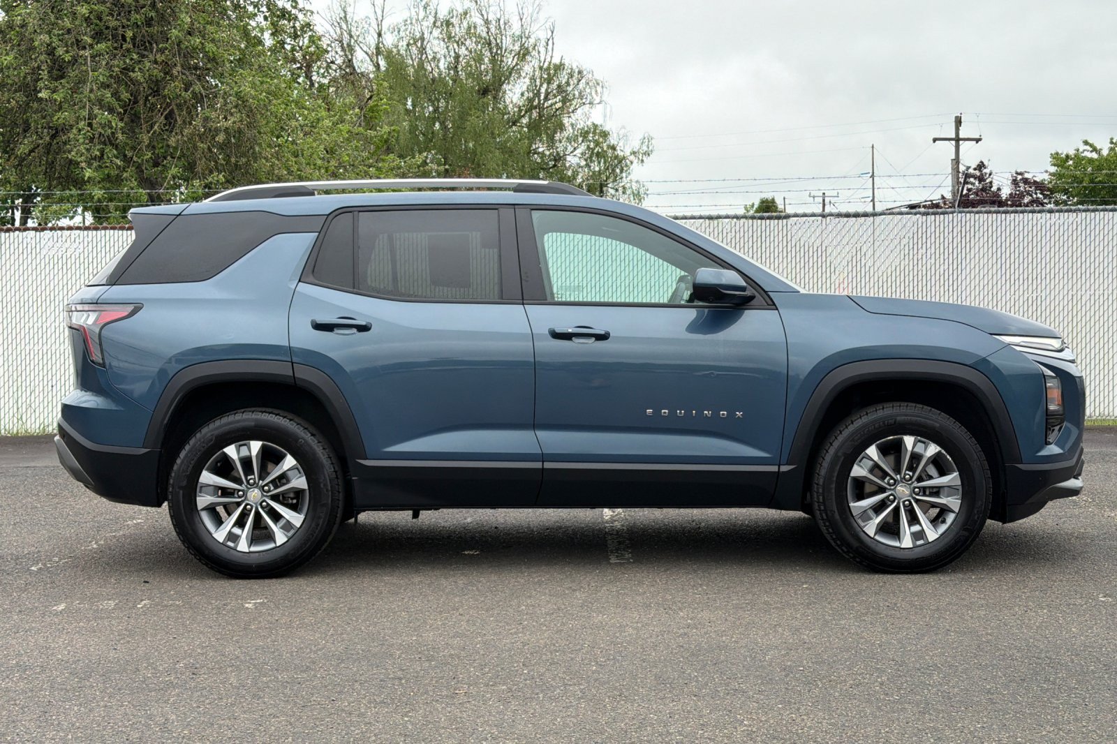 Used 2025 Chevrolet Equinox LT w/ Convenience Package II AWD/4WD image 3