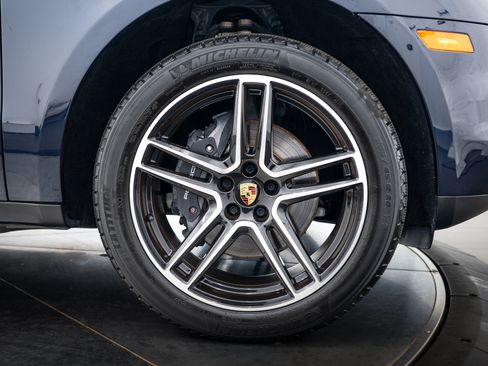 Certified 2021 Porsche Macan AWD/4WD image 11