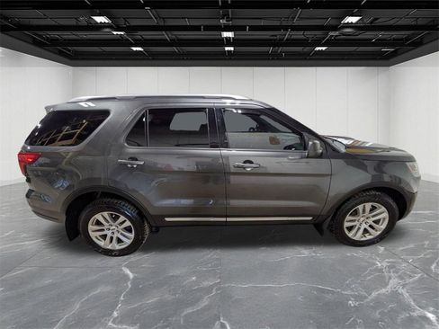 Used 2018 Ford Explorer XLT image 6