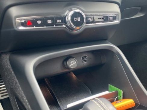 Used 2022 Volvo XC40 T4 R-Design w/ Climate Package image 26