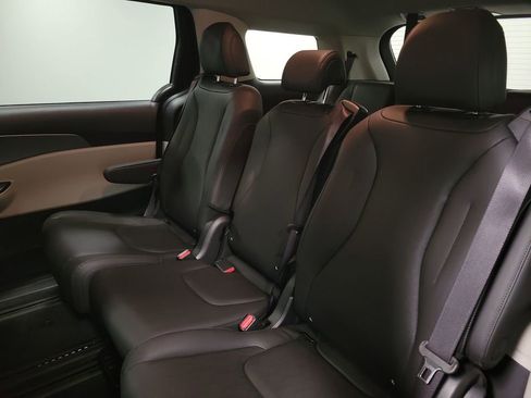 Used 2024 Kia Carnival LX image 20