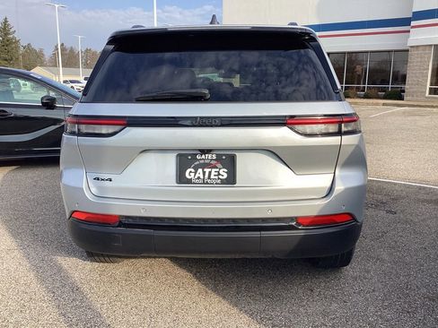 Used 2025 Jeep Grand Cherokee Altitude image 6