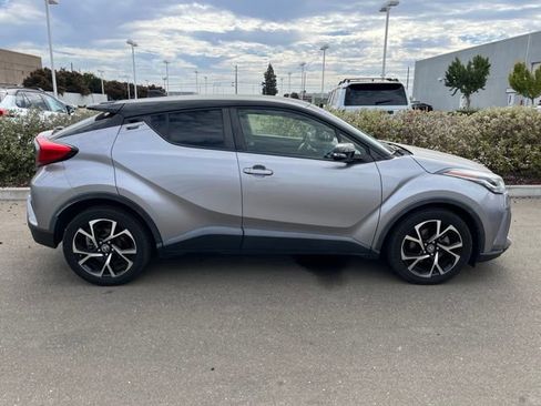 Used 2020 Toyota C-HR XLE FWD image 3