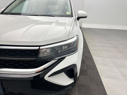 Used 2023 Volkswagen Taos SE w/ Panoramic Sunroof Package image 11