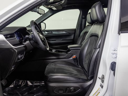 Used 2023 Jeep Grand Cherokee L Laredo image 25